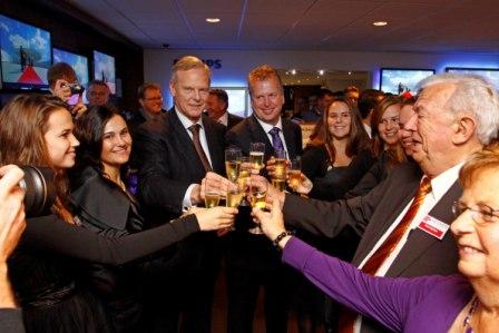 Kleisterlee-opent-Heijnen Digitaal Beter v.l.n.r. Silvia Heijnen (zwart haar), Gerard Kleisterlee, René Heijnen en links op de voorgrond de meneer en mevrouw Heijnen, de oprichters van Heijnen.