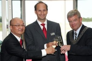 v.l.n.r.: B.H. Kim (President LG Electronics Benelux), Bjørn Berg-Andersen en Burgemeester J. van Zanen